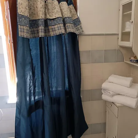 Le Travi לינה וארוחת בוקר סרזאנה