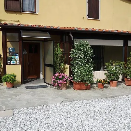 Le Travi לינה וארוחת בוקר סרזאנה