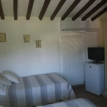 Le Travi לינה וארוחת בוקר סרזאנה